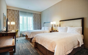 In-room safe, desk, blackout curtains, iron/ironing board - Hampton Inn & Suites Mission Viejo (Mission Viejo)