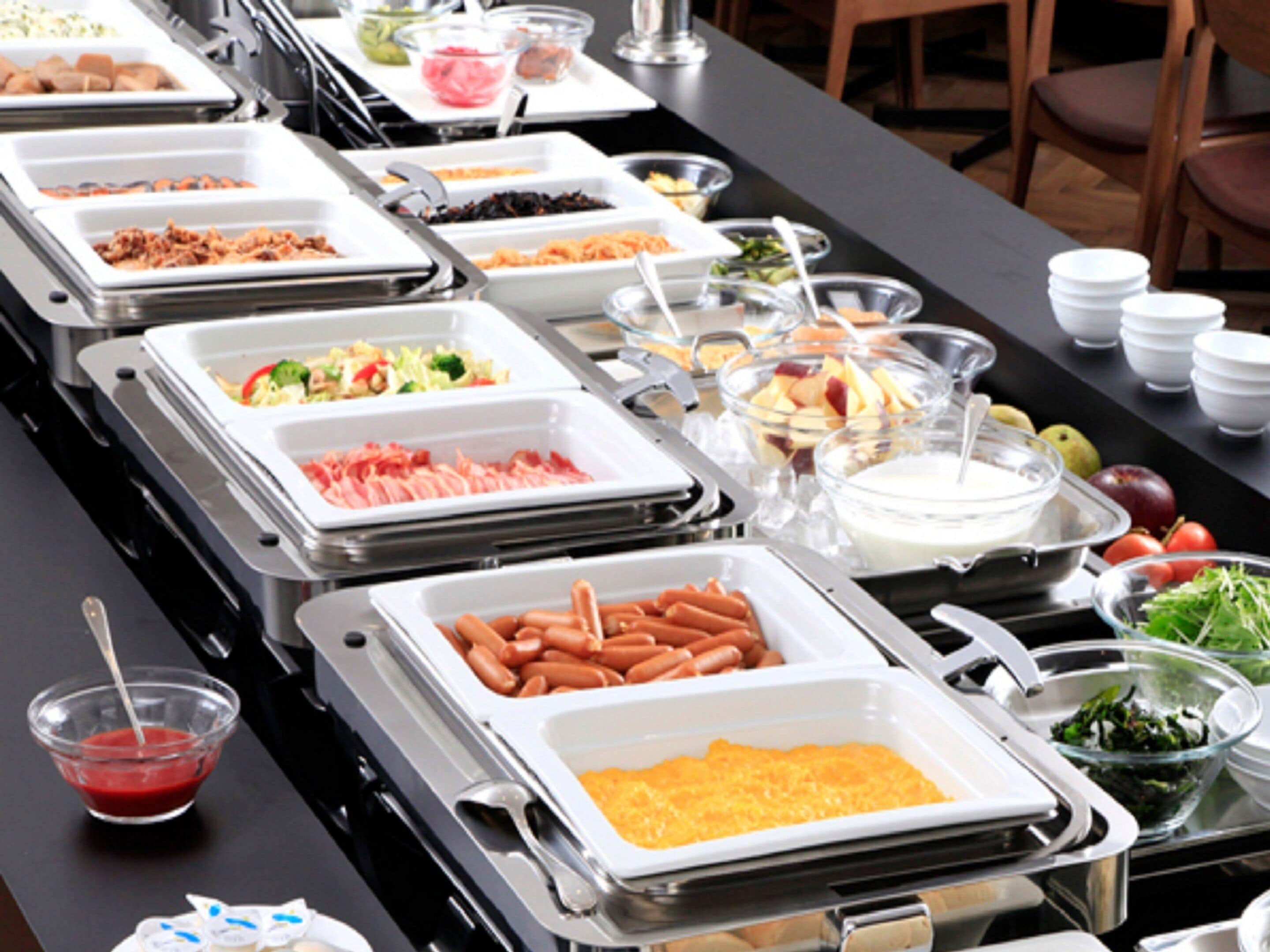 Une table de buffet avec divers plats et ustensiles de service.