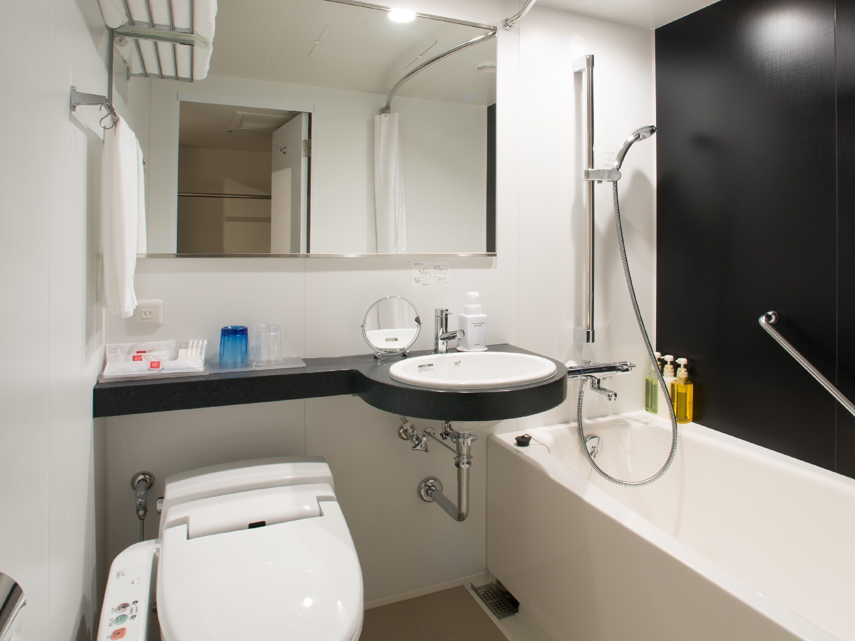 combined shower/bathtub, deep-soaking bathtub, free toiletries