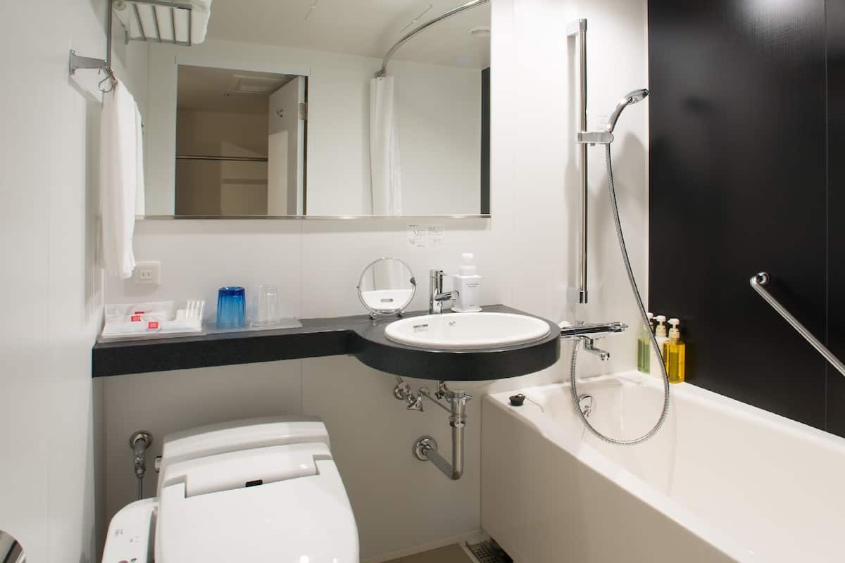 combined shower/bathtub, deep-soaking bathtub, free toiletries