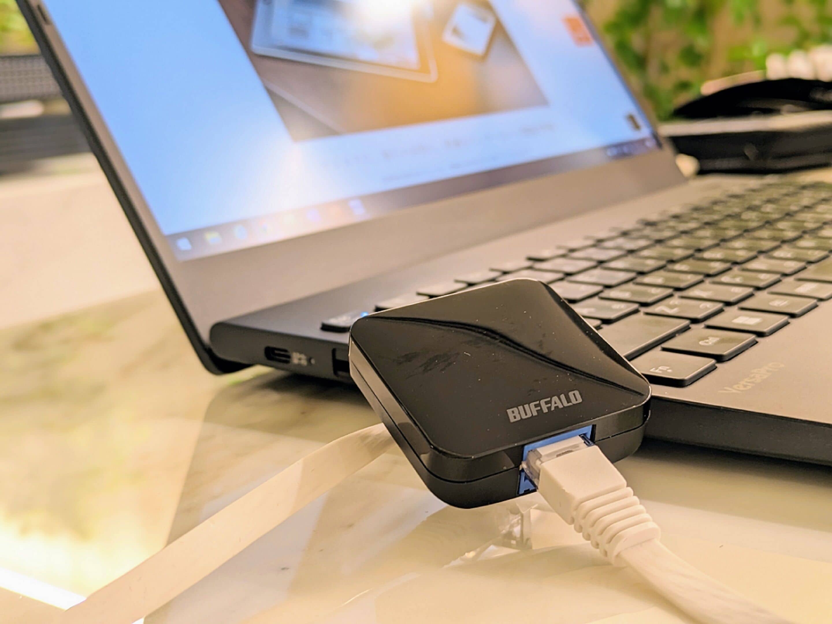 Una laptop con un cargador Buffalo conectado.