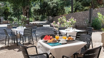 Desayuno buffet (EUR 9 por persona)