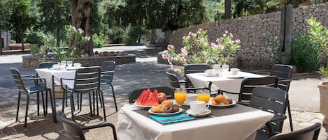 Daily buffet breakfast (EUR 9 per person)