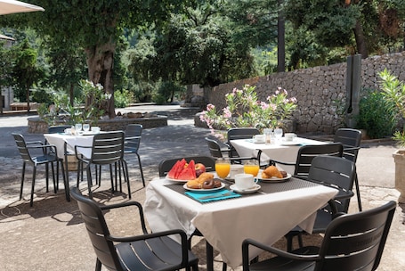 Café da manhã com buffet todos os dias (EUR 9 por pessoa)