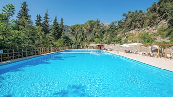 Una piscina al aire libre de temporada