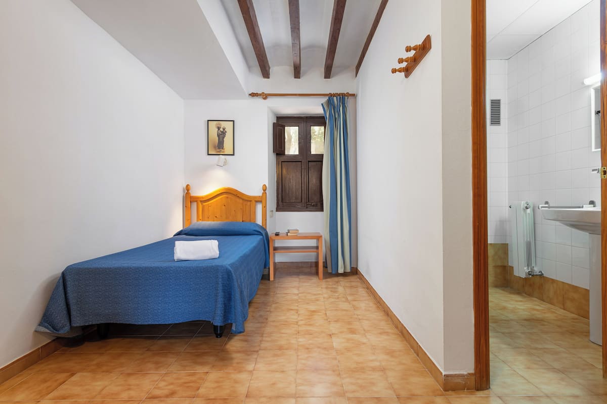 Single Room | Down comforters, desk, bed sheets