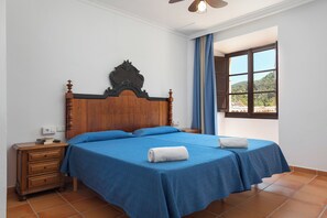 Cubrecamas, escritorio y ropa de cama 