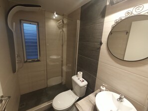 Deluxe Apartment, 1 Bedroom | Bathroom | Shower, hydromassage showerhead, towels