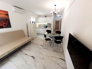 Deluxe Apartment, 1 Bedroom | Ruang tamu | 24 inci televisyen LED dengan satelit, TV 