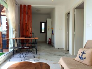 Suite Junior | Area keluarga | Televisi LED 24-inci dengan saluran TV satelit dan TV