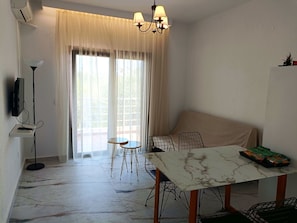 Apartment, 2 Bedrooms | Meja, kalis bunyi, Wi-fi percuma, cadar katil 