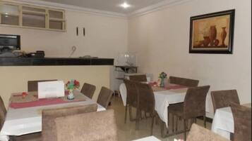 Se sirven desayunos, almuerzos y cenas; cocina local