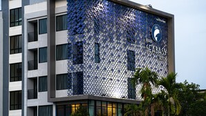 Un edificio moderno con una fachada distintiva de diseño azul y blanco, que presenta el logotipo del Hotel Seabass.
