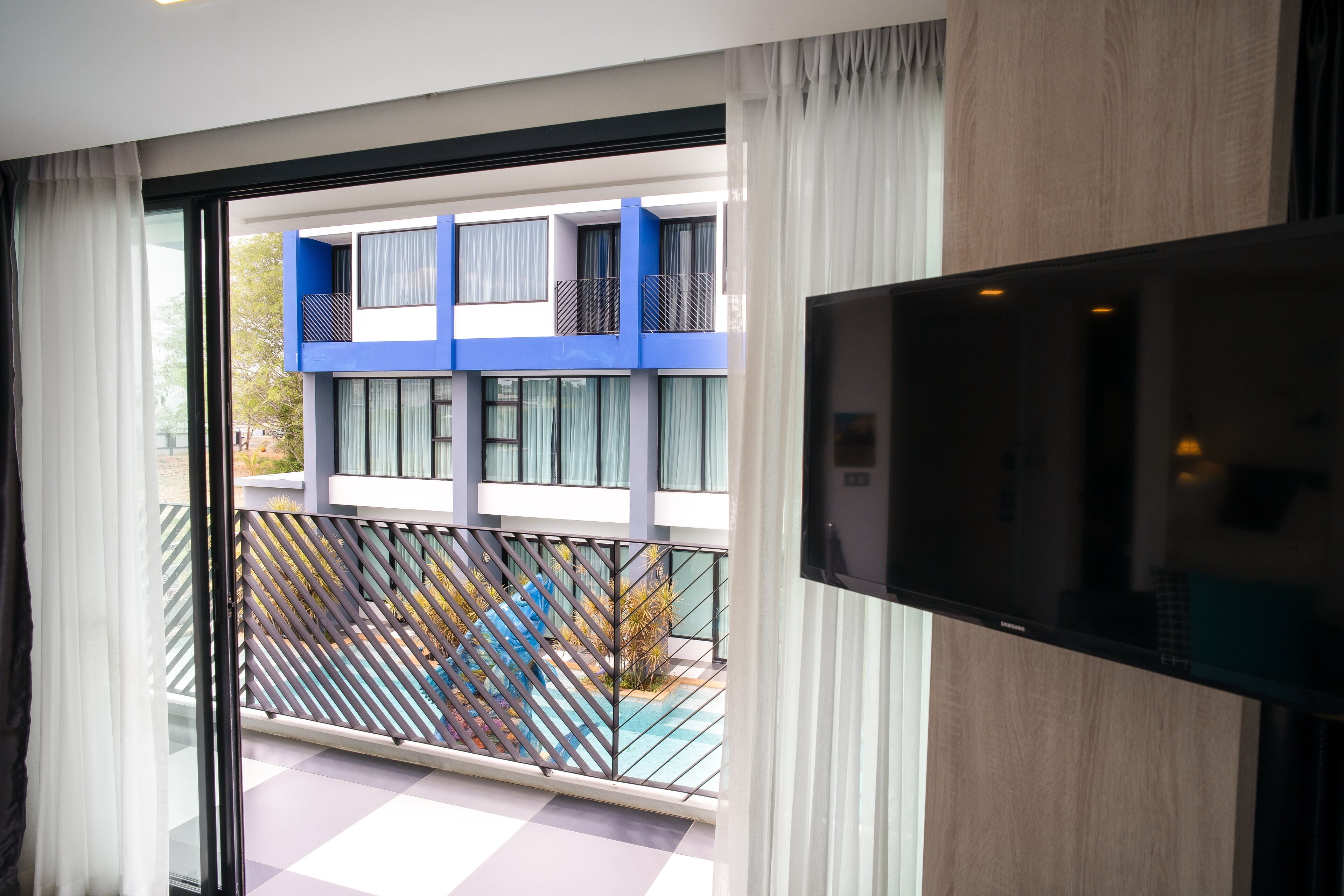 corner suite | 1 bedroom, rollaway beds, free wifi, bed sheets