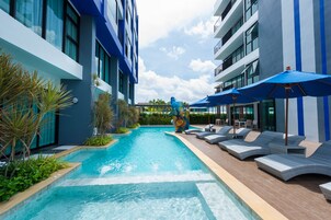 Una piscina al aire libre