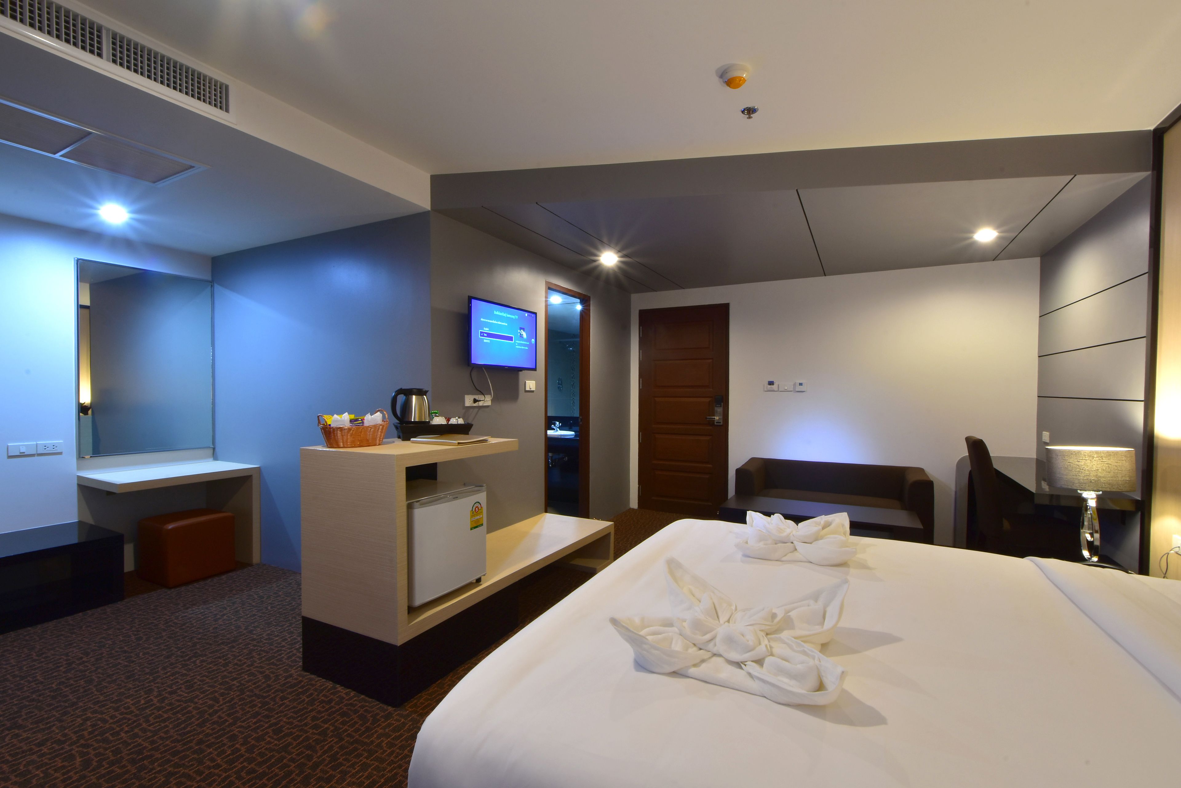 siam deluxe double bed | bathroom | combined shower/bathtub, deep-soaking bathtub, free toiletries