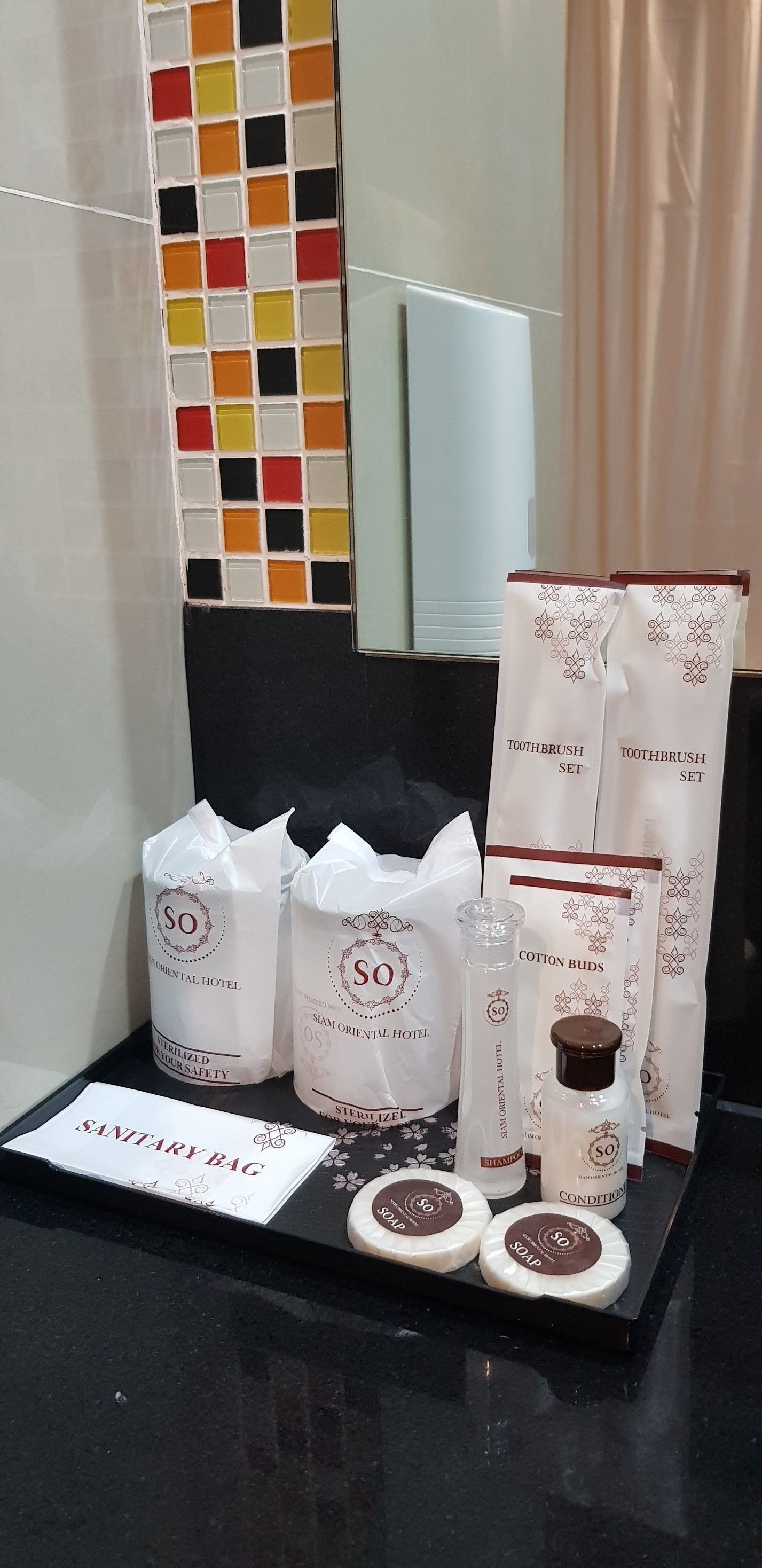 siam superior double bed | bathroom amenities | combined shower/bathtub, deep-soaking bathtub, free toiletries