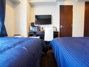 Skrivebord, strykejern/-brett og wi-fi (inkludert)