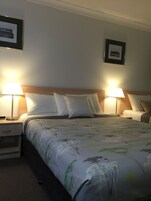 迷你吧、办公桌、熨斗/熨衣板、免费 WiFi