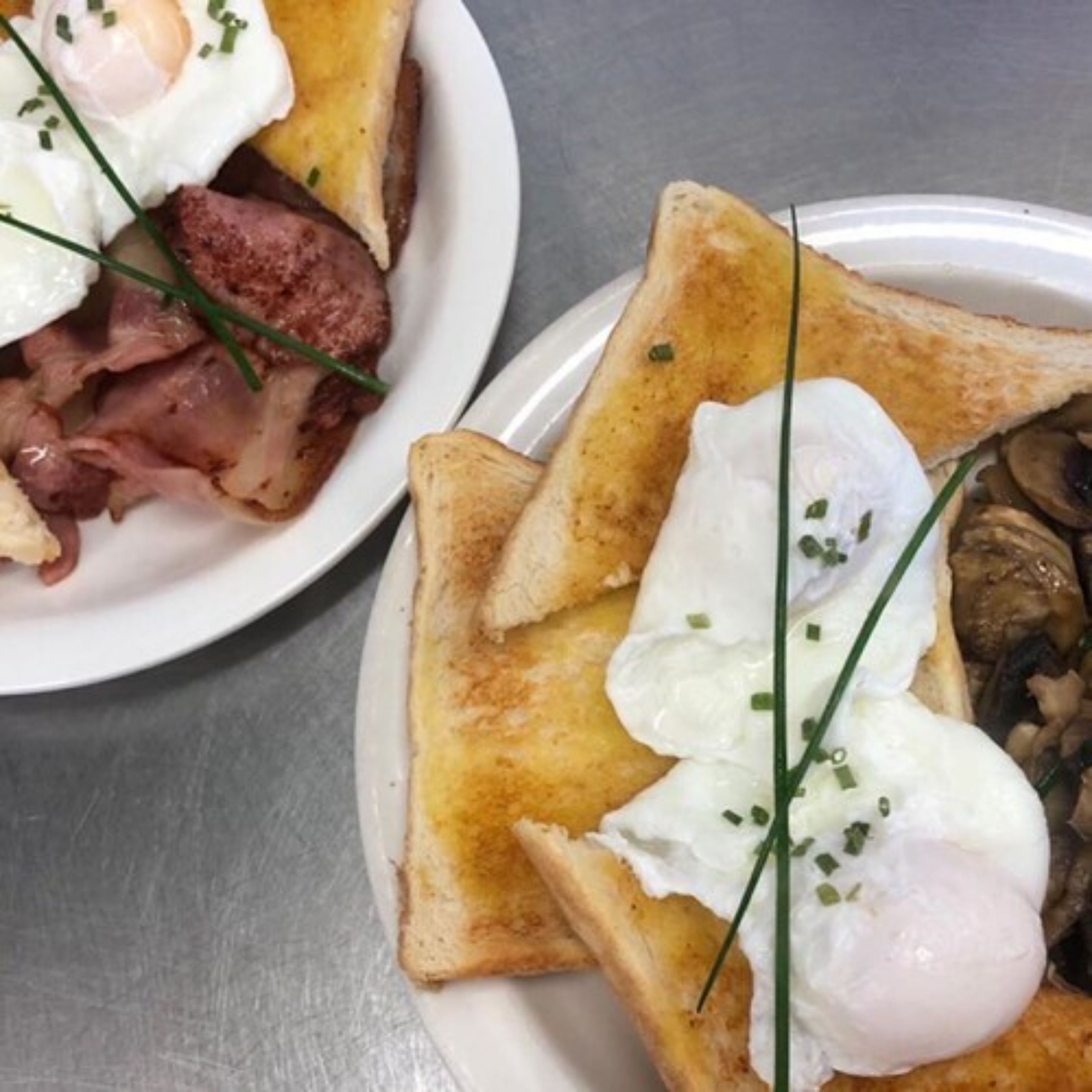 Une assiette de petit-déjeuner avec des toasts, des œufs et des champignons.