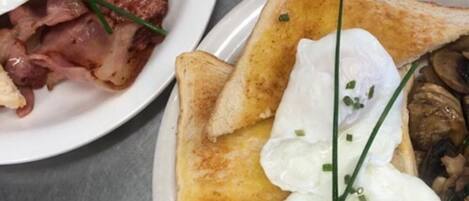 Une assiette de petit-déjeuner avec des toasts, des œufs et des champignons.