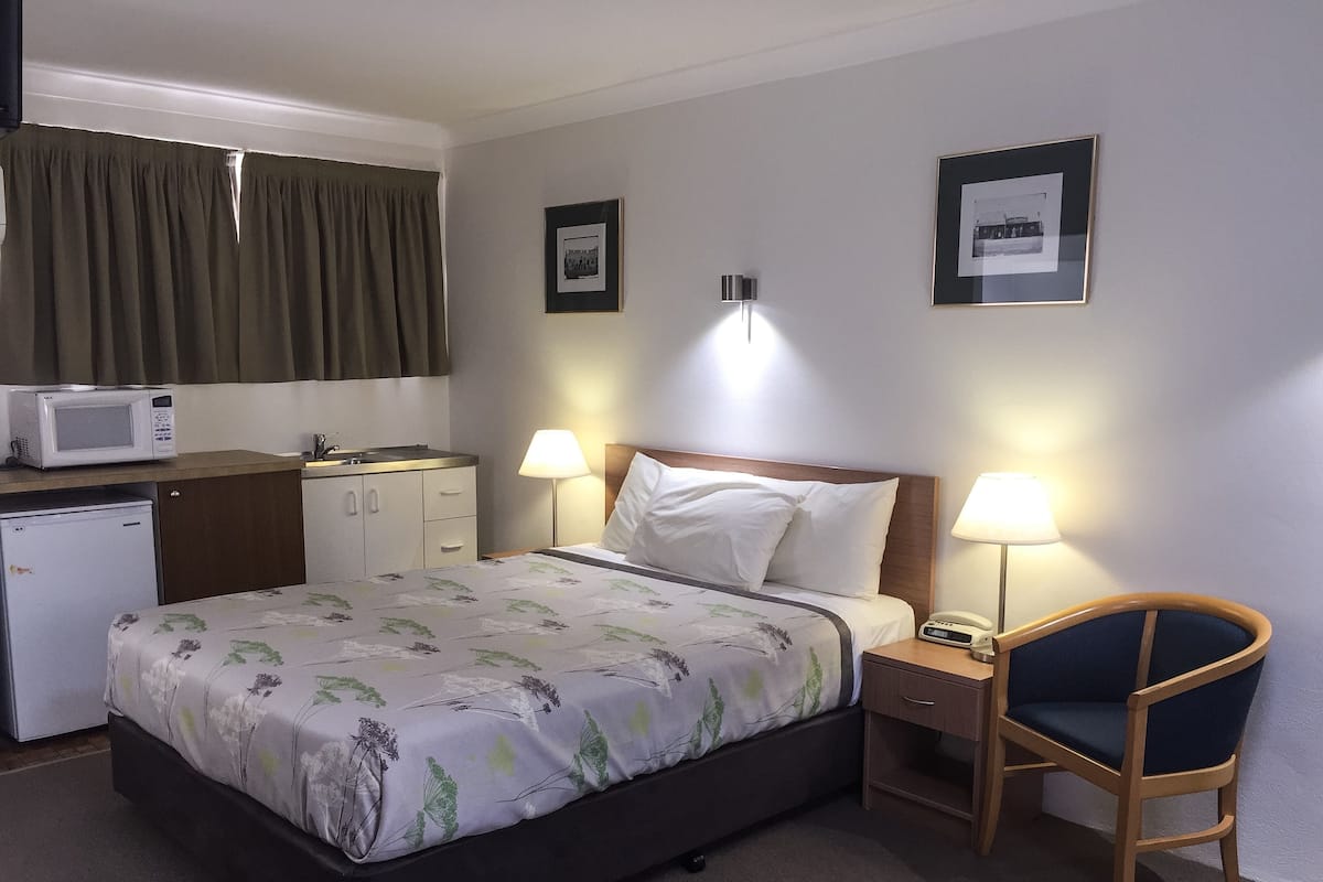 Queen Room with Kitchenette | Private kitchenette