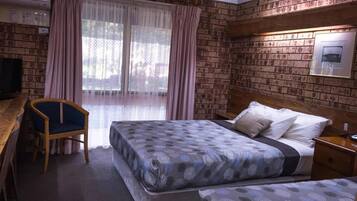 Queen plus Single | Minibar, desk, iron/ironing board, free WiFi