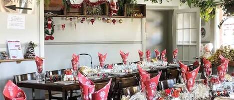 早餐,供應午餐和晚餐