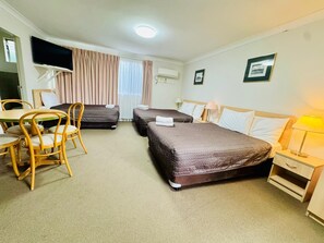 Deluxe kamer (Family) | Een minibar, een bureau, een strijkplank/strijkijzer, gratis wifi