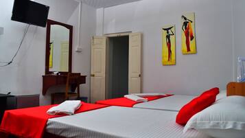 Chambre Triple Standard | Bureau, fer et planche à repasser, lits bébé (gratuits), Wi-Fi gratuit