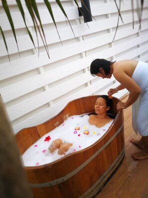 Couples treatment rooms, body treatments, manicures and pedicures - Barefeet Naturist Resort (Bangkok)