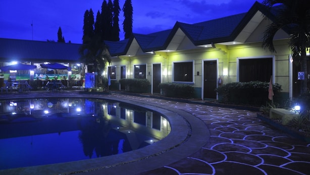 Outdoor pool, free pool cabanas, pool umbrellas - Romy's Place (Puerto Princesa)