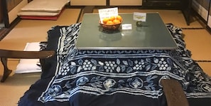 Free minibar, individually decorated, desk, iron/ironing board - Wafu Guesthouse Kashiwaya - Hostel (Fujikawaguchiko)