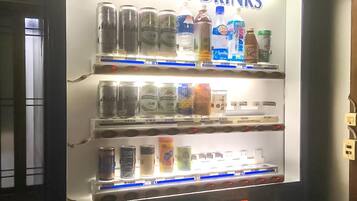 Una máquina expendedora con diversas bebidas y aperitivos.