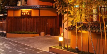 施設の正面 (日没後)