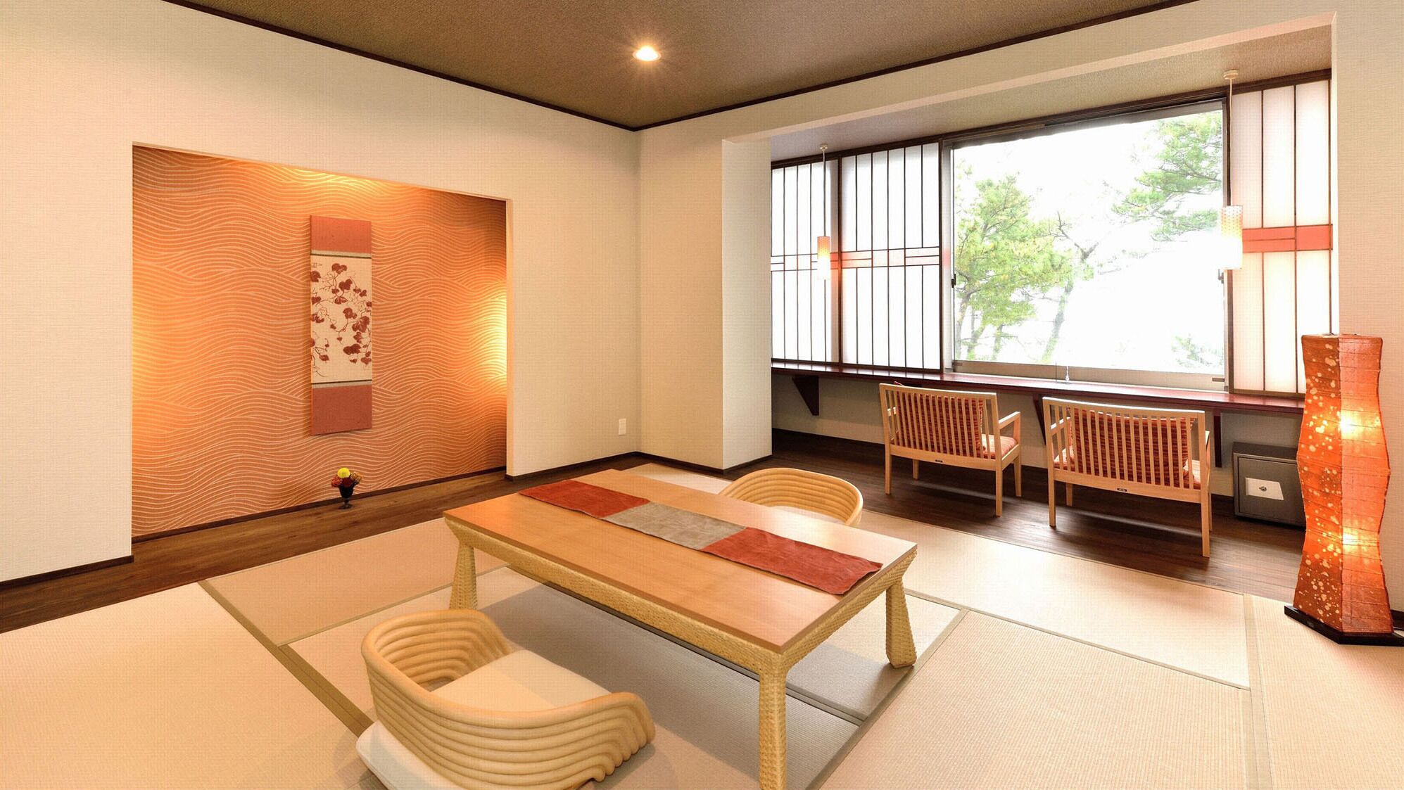 Una habitación tradicional japonesa con suelo de tatami, una mesa baja y sillas de madera.