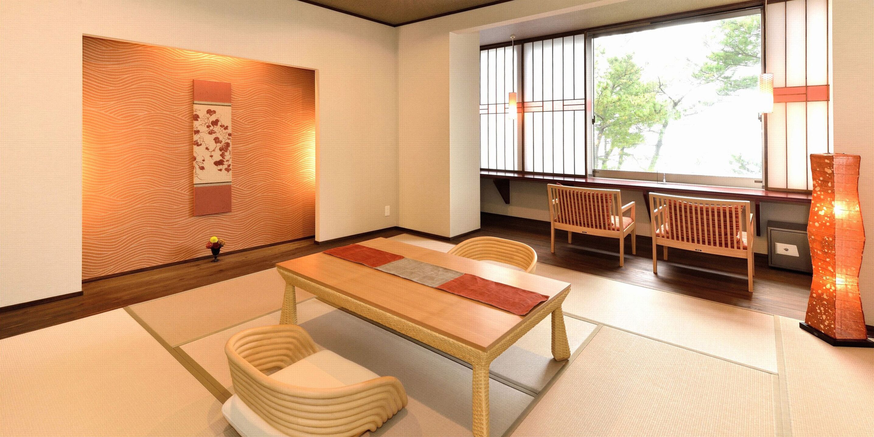 Una habitación tradicional japonesa con suelo de tatami, una mesa de madera baja y vistas al exterior a través de un shoji.