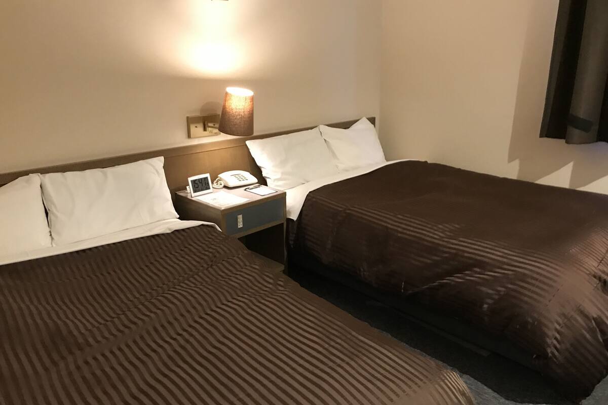 desk, laptop workspace, free wifi, bed sheets