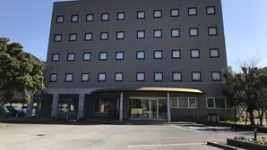 Un hotel de varios pisos con un letrero que dice 'Hotel Avan Sukumo'.