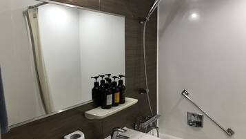 Ducha y bañera combinadas y artículos de higiene personal gratuitos