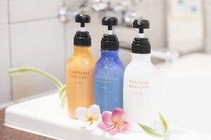 Bañera y ducha independientes, artículos de tocador gratuitos