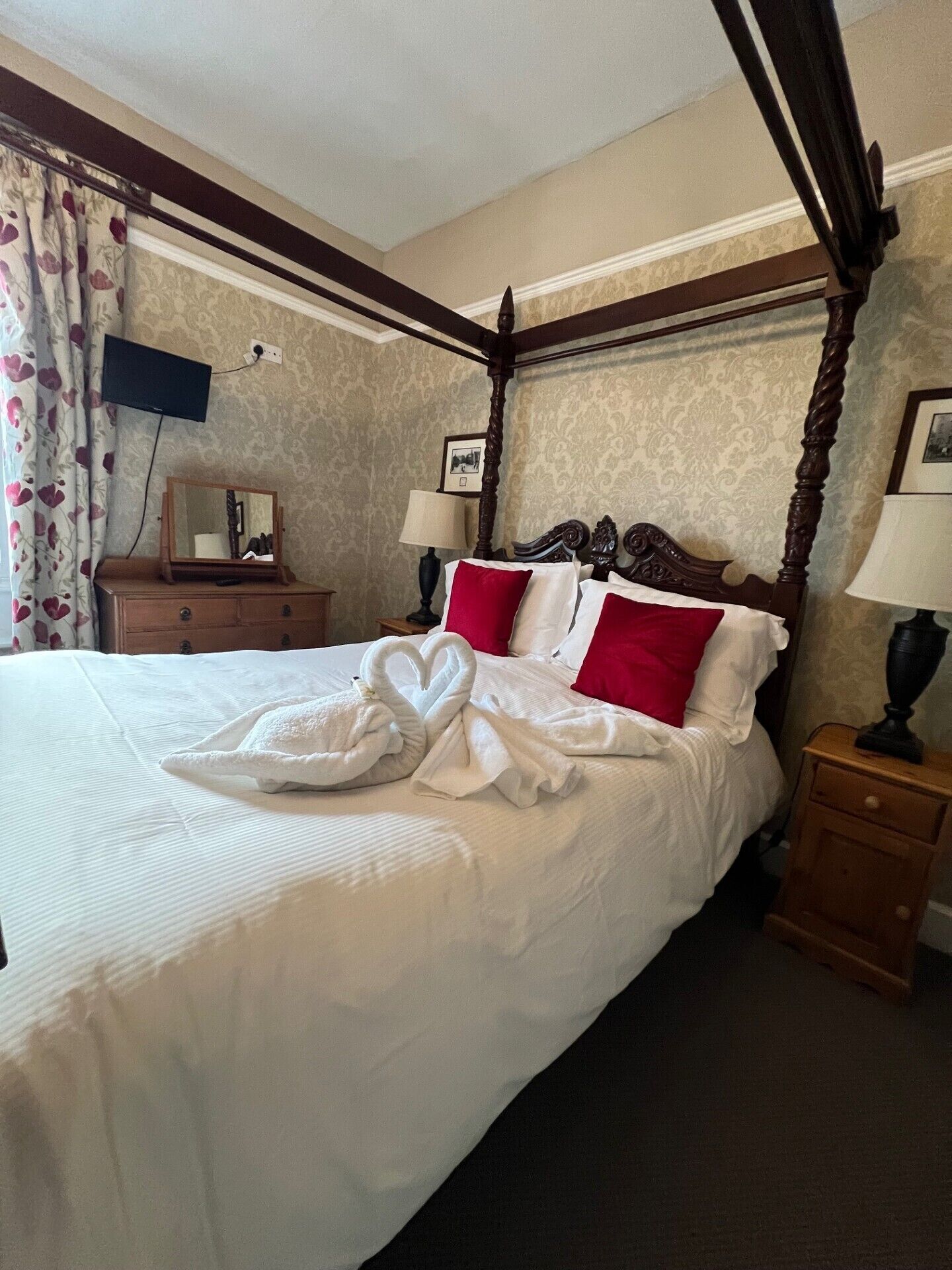 desk, free wifi, bed sheets