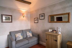 Escritorio, wifi gratis y ropa de cama