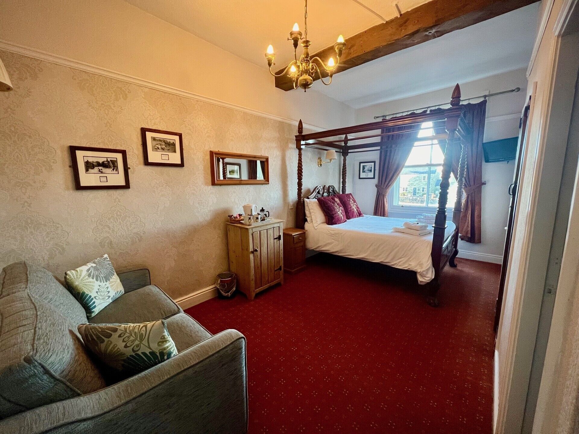 desk, free wifi, bed sheets