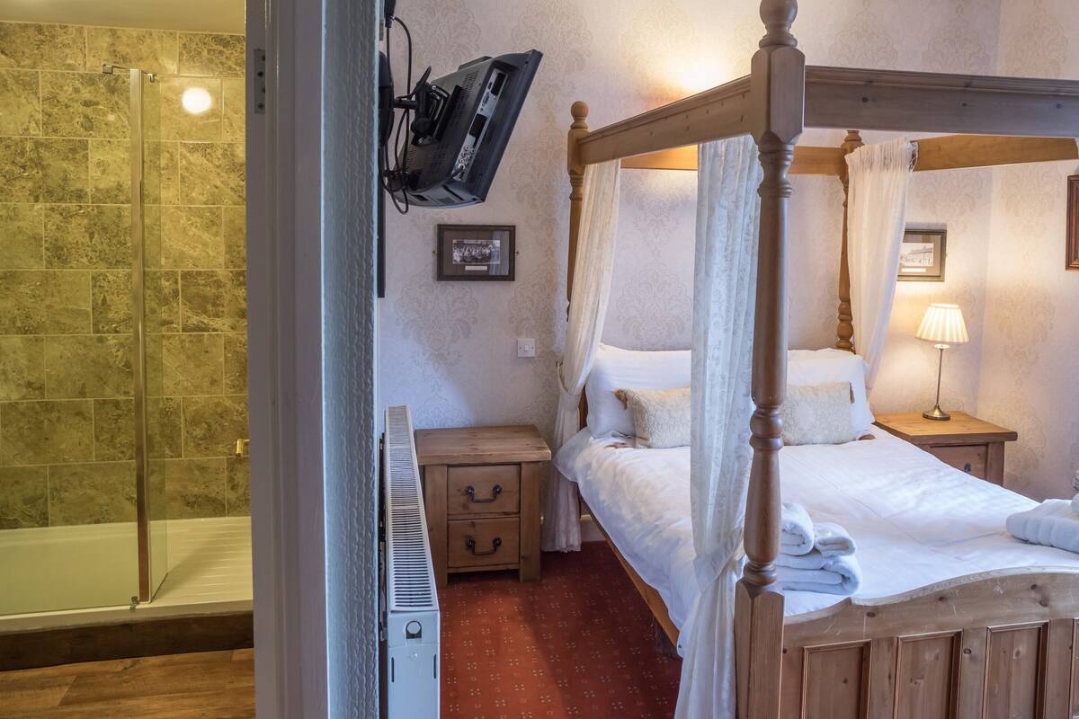 desk, free wifi, bed sheets