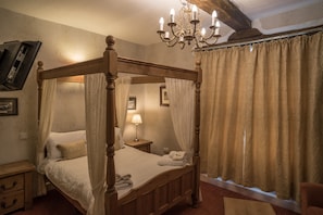 Escrivaninha, Wi-Fi de cortesia, roupa de cama