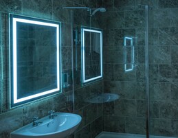 Escritorio, wifi gratis y ropa de cama