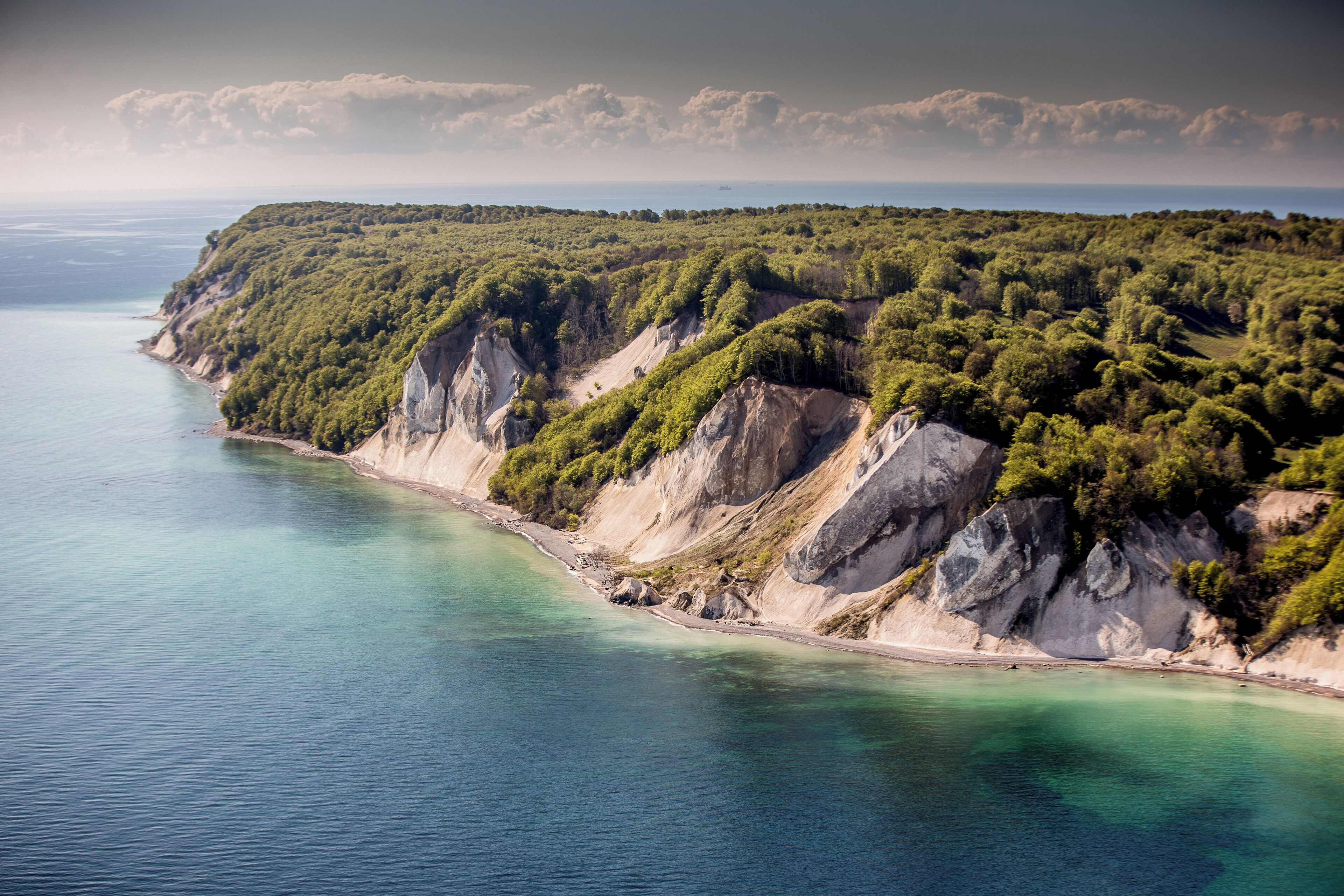 Eine Küstenlandschaft mit Klippen und einem Strand.