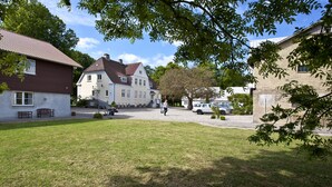 Un quartier résidentiel avec des maisons, une allée gravillonnée et une personne qui marche.