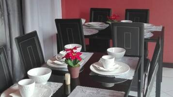 Daily cooked-to-order breakfast (USD 5.00 per person)